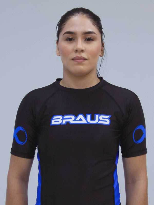 Person wearing a blue sports shirt with 'BRAUS' branding on a gray background